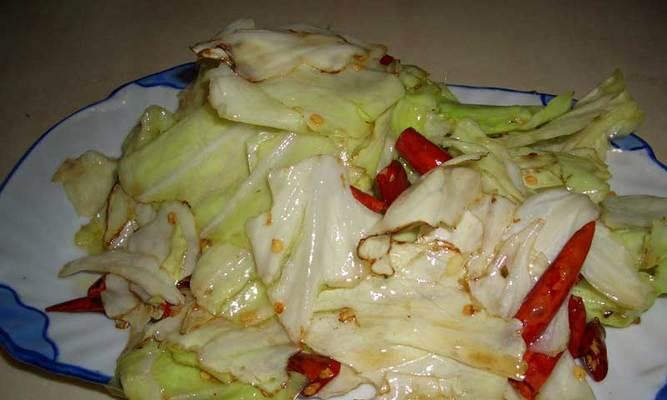 素炒莲花白的做法（清爽美味，健康营养，让你爱上素食）-第3张图片-美味行家