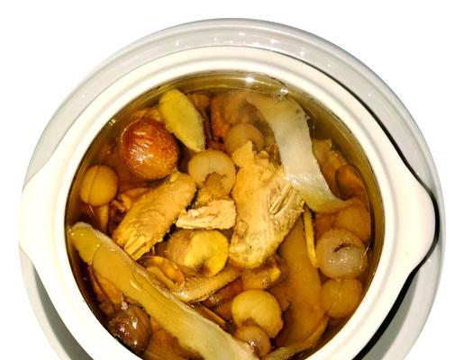 如何制作美味的玉米鲜菇乳鸽汤（一道营养丰富的汤品，暖心又暖胃！）-第3张图片-美味行家
