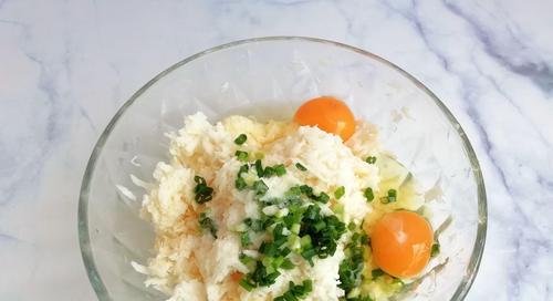 掌握鸡蛋饼的制作方法（以有奖征文为契机，分享一份口感极佳的鸡蛋饼秘籍）-第1张图片-美味行家