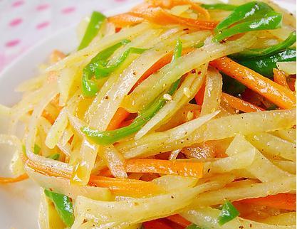 夏日清爽——凉拌土豆丝（多彩营养滋味十足）-第1张图片-美味行家