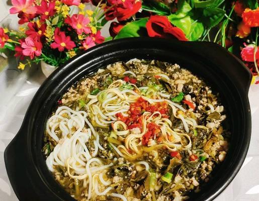 酸菜肉沫的制作方法（让你在家也能吃到正宗的酸菜肉沫，享受美食的乐趣）-第1张图片-美味行家