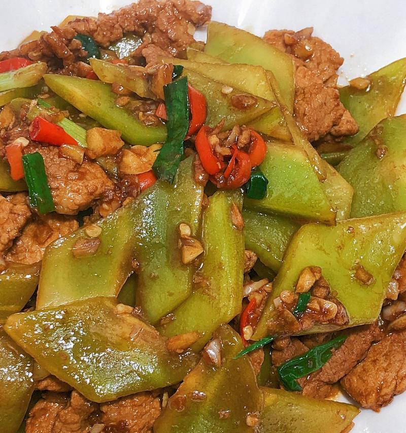 美味易做，以莴笋丝炒肉的做法（15个步骤教你如何烹饪口感鲜美的莴笋丝炒肉）-第1张图片-美味行家