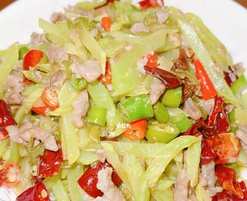 美味易做，以莴笋丝炒肉的做法（15个步骤教你如何烹饪口感鲜美的莴笋丝炒肉）-第2张图片-美味行家