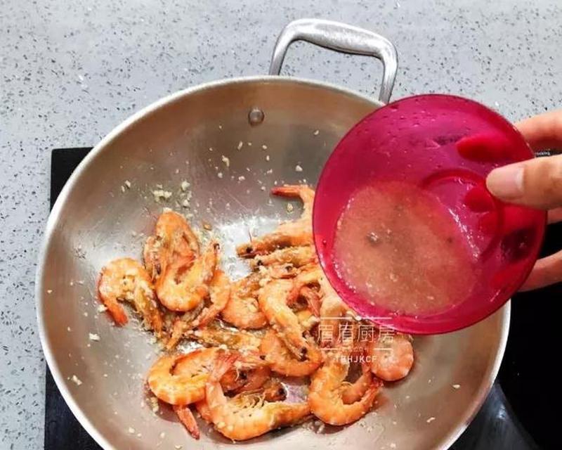 泰式柠香蒜蓉胡椒虾的制作方法（一道香辣鲜美的泰式海鲜佳肴）-第3张图片-美味行家