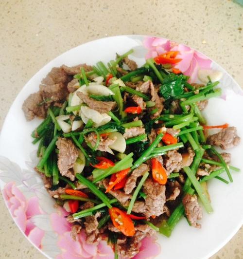 香芹炒牛肉，口感鲜美，健康又营养（15步教你打造完美口感的香芹炒牛肉）-第1张图片-美味行家