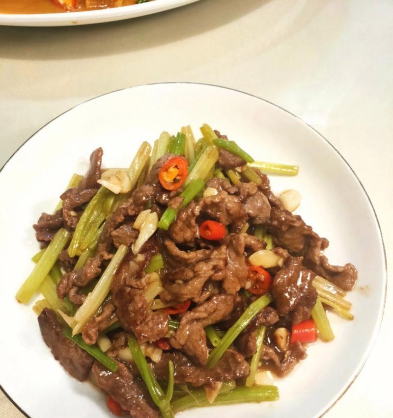 香芹炒牛肉，口感鲜美，健康又营养（15步教你打造完美口感的香芹炒牛肉）-第3张图片-美味行家