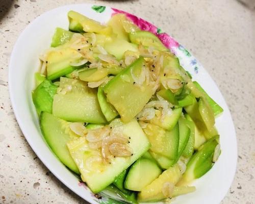 教你简单易学的以西葫芦炒虾皮的做法，让你在家也能品尝美味佳肴！-第1张图片-美味行家