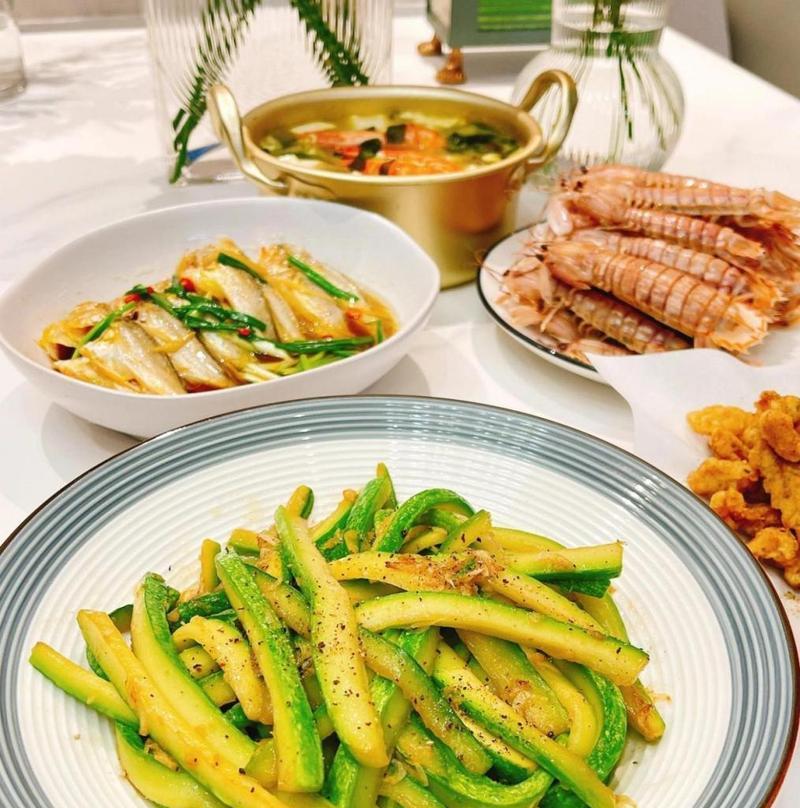 教你简单易学的以西葫芦炒虾皮的做法，让你在家也能品尝美味佳肴！-第3张图片-美味行家