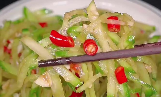 爽口凉拌萝卜，清爽美味，开胃解暑（教你做出清脆可口的凉拌萝卜，趣味十足的制作过程让你轻松学会）-第1张图片-美味行家