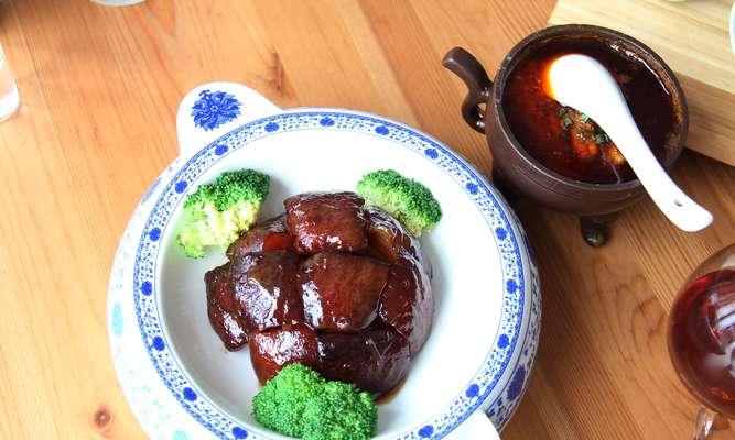 时尚妈妈的红烧肉秘籍（做出香气四溢、肥而不腻的经典红烧肉）-第1张图片-美味行家