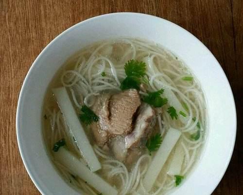 如何制作美味的土豆面块汤（传统美食的健康味道，尽在一碗土豆面块汤）-第2张图片-美味行家
