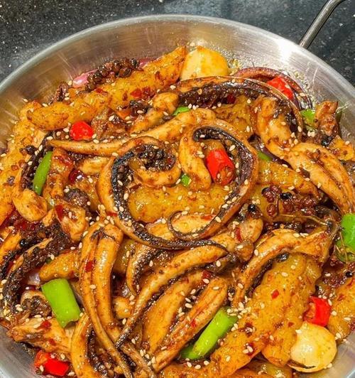 爆炒鱿鱼风味独特（青红椒调味，健康美味双重享受）-第3张图片-美味行家
