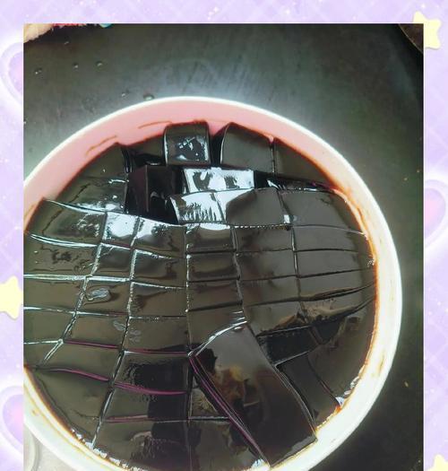 椰浆黑凉粉的制作方法（清凉夏日必备，一口接一口的美味）-第2张图片-美味行家