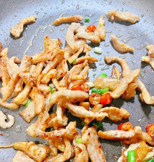 酸豆角肉丝面的做法（清爽开胃的夏日美食）-第1张图片-美味行家