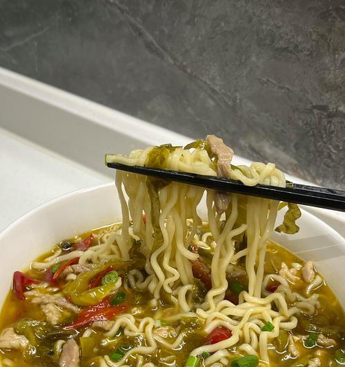 酸豆角肉丝面的做法（清爽开胃的夏日美食）-第3张图片-美味行家