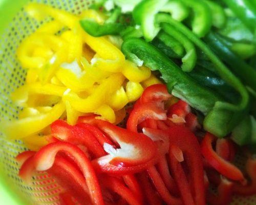 彩椒牛蒡丝的做法（色彩鲜艳、营养丰富的清爽凉菜）-第1张图片-美味行家