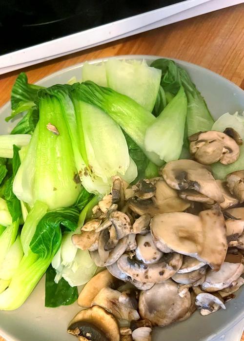 教你做香菇油菜馅饼，口感香脆美味（用最简单的做法，让你也能做出美味的馅饼）-第1张图片-美味行家