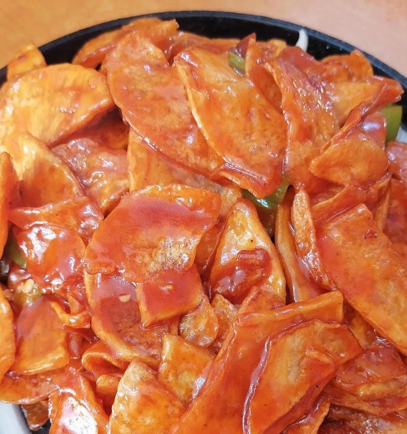 酸菜土豆片，口感鲜美的家常菜肴（手把手教你制作这道下饭必备的美食）-第1张图片-美味行家