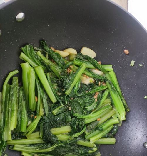 口感鲜美的烧骨滚春菜，让你回味无穷（家常做法教你轻松制作，清香四溢的佳肴让你胃口大开）-第1张图片-美味行家