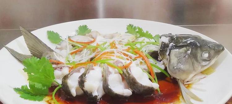 清蒸草鱼的做法（体验原汁原味的家常美食）-第1张图片-美味行家