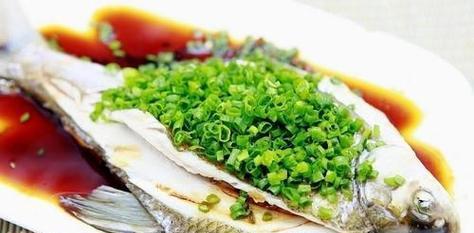 清蒸草鱼的做法（体验原汁原味的家常美食）-第2张图片-美味行家
