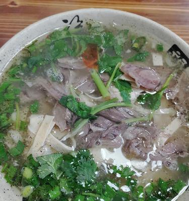 私房羊肉粉汤（独家秘方，暖心美味，舌尖上的美味羊肉粉汤）-第1张图片-美味行家