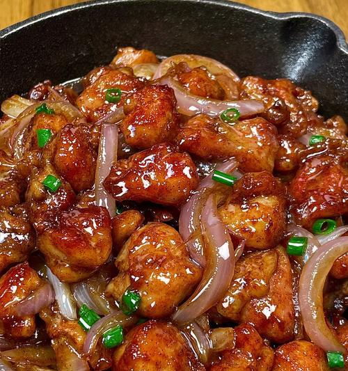 酸菜炒鸡腿肉的家常做法（口感酸爽，肉质嫩滑，营养丰富的美食佳选）-第1张图片-美味行家
