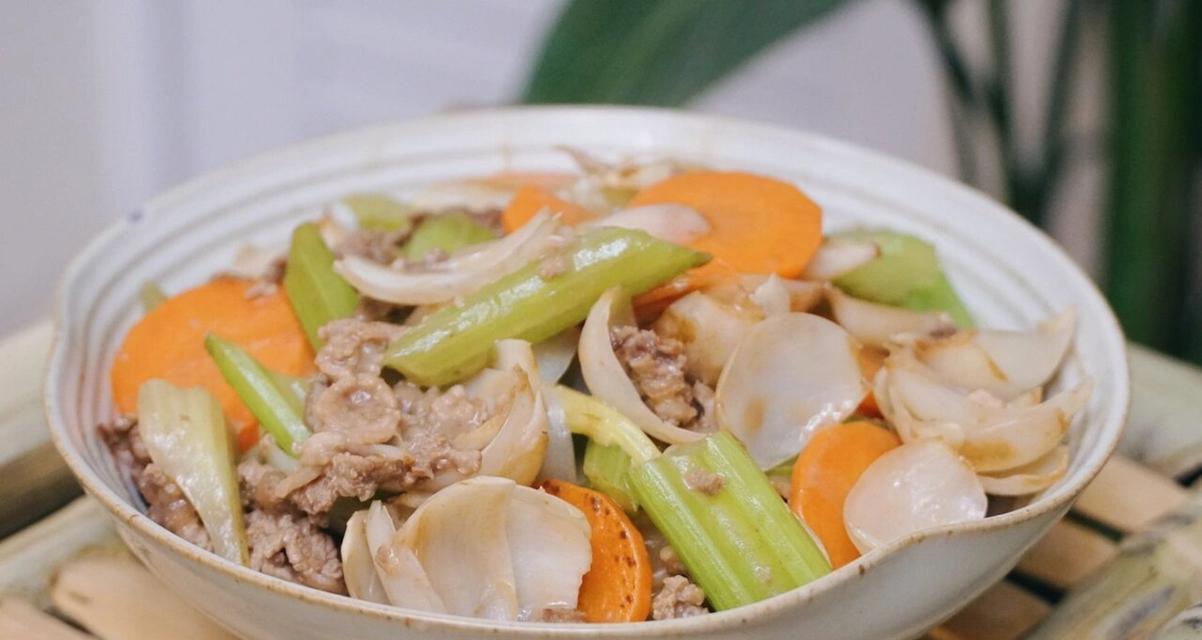 双肉西芹胡萝卜炒法（家常美食，健康又营养）-第3张图片-美味行家