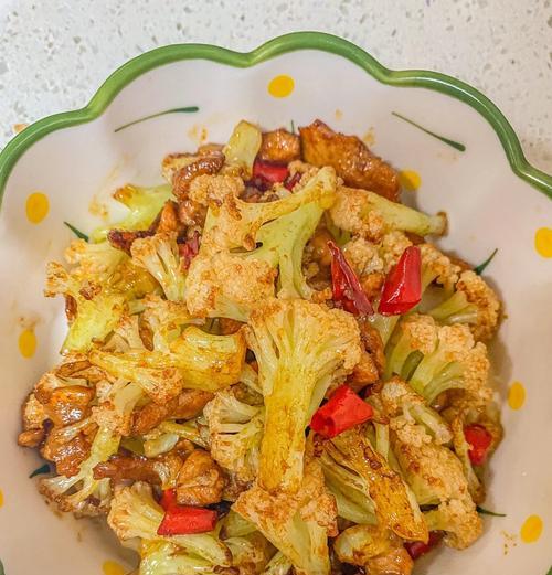 有机菜花炒肉，健康又美味（教你如何制作营养丰富的有机菜花炒肉）-第2张图片-美味行家