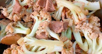 有机菜花炒肉，健康又美味（教你如何制作营养丰富的有机菜花炒肉）-第3张图片-美味行家
