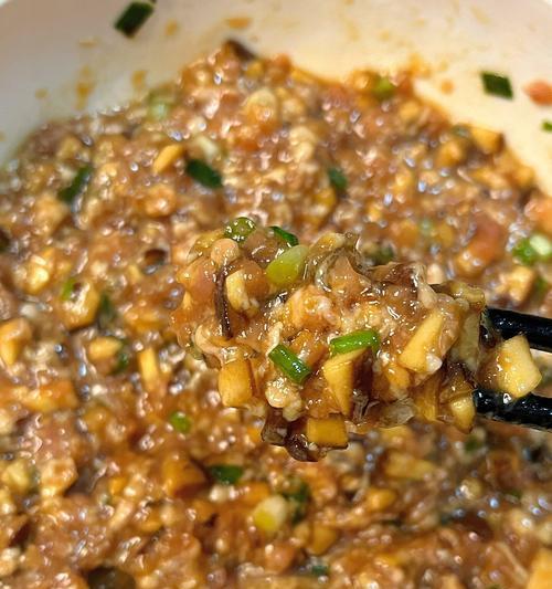 香菇猪肉饺，美味又健康（自制香菇猪肉饺，口感细腻、营养丰富，让你爱上做饺子）-第2张图片-美味行家