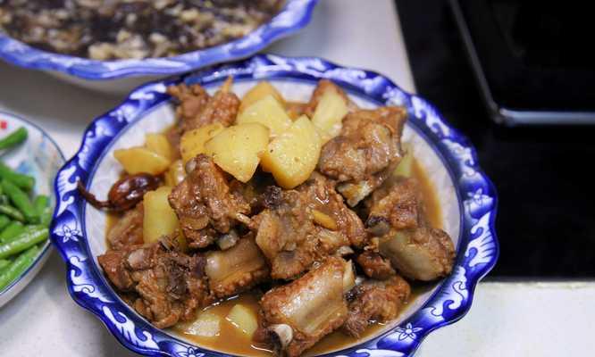 小土豆烧排骨，香气四溢（一道家常菜，简单易做又营养丰富）-第3张图片-美味行家