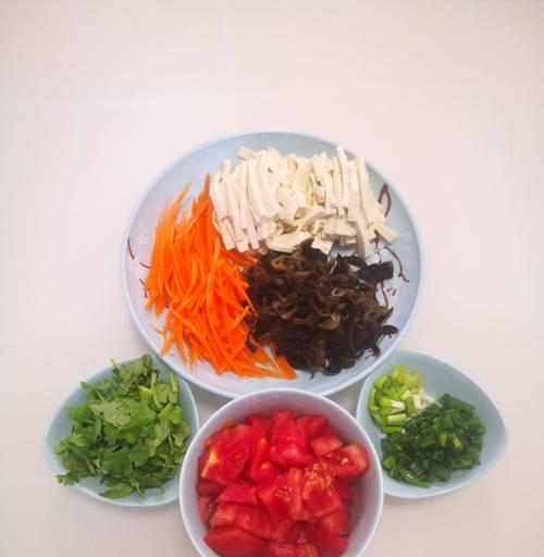 美味又清爽，以香菜叶肉片豆腐汤为主题的做法（一碗热气腾腾的汤，暖胃又养身）-第2张图片-美味行家
