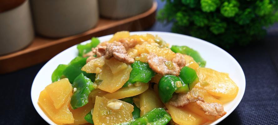 青椒炒土豆片——美味又营养的家常菜（简单易学，营养丰富，青椒炒土豆片）-第2张图片-美味行家
