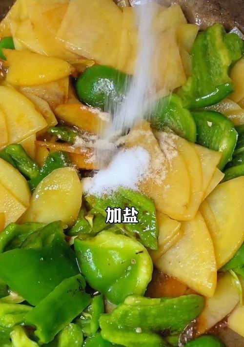 青椒炒土豆片——美味又营养的家常菜（简单易学，营养丰富，青椒炒土豆片）-第1张图片-美味行家