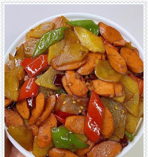 青椒炒土豆片——美味又营养的家常菜（简单易学，营养丰富，青椒炒土豆片）-第3张图片-美味行家