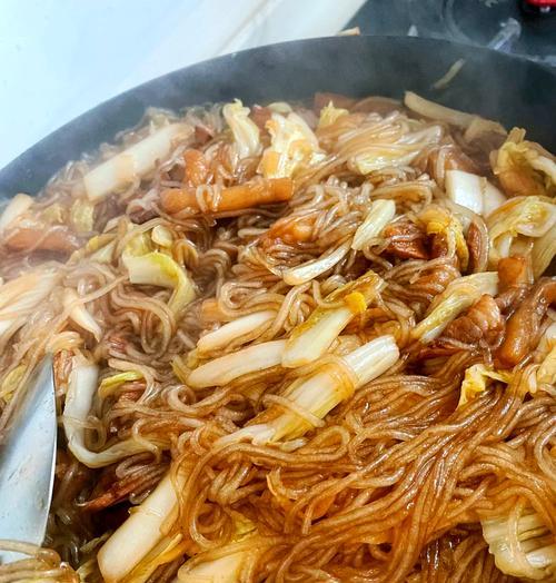 美味可口的猪肉粉条烩菜（用心烹制，香气四溢）-第1张图片-美味行家