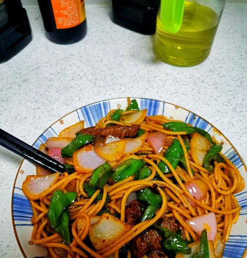 学会这道香菇牛肉意大利面，做出餐桌新宠！（以牛肉和香菇做出美味的意大利面，让你的味蕾大喊赞！）-第1张图片-美味行家