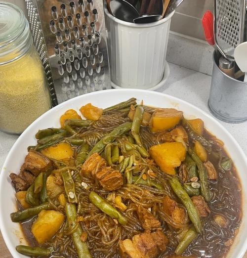 美味做法分享——土豆闷五花肉（家常美食，美味又健康，土豆闷五花肉的做法与技巧）-第3张图片-美味行家