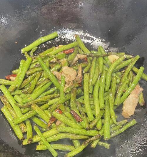 青辣椒炒长豆角，健康美味的家常菜（绿色食材，营养丰富；清香辣味，口感极佳）-第1张图片-美味行家