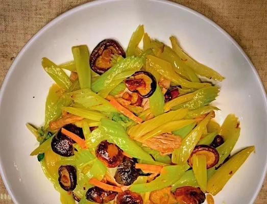 香菇木耳炒芹菜，营养美味好选择（家庭美食，简单易学）-第1张图片-美味行家