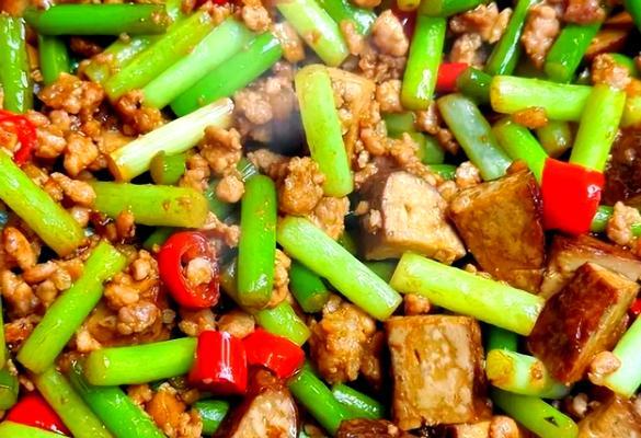 尝鲜美味，蒜苔炒豆干的做法（绿色健康，让你爱上素食；营养丰富，滋补又美味）-第1张图片-美味行家