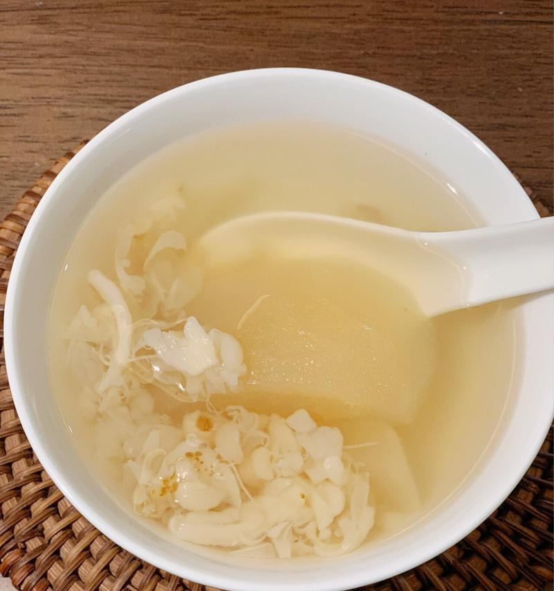 用百合雪梨汤促进食欲（一杯汤，挑逗胃口；百合雪梨，养生好选择）-第2张图片-美味行家