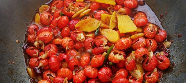 重口味美食之夜宵C位麻辣小龙虾（家庭手抓夜宵，小龙虾一锅煮，鲜香嫩滑，味道诱人）-第1张图片-美味行家