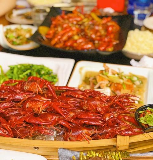 重口味美食之夜宵C位麻辣小龙虾（家庭手抓夜宵，小龙虾一锅煮，鲜香嫩滑，味道诱人）-第2张图片-美味行家