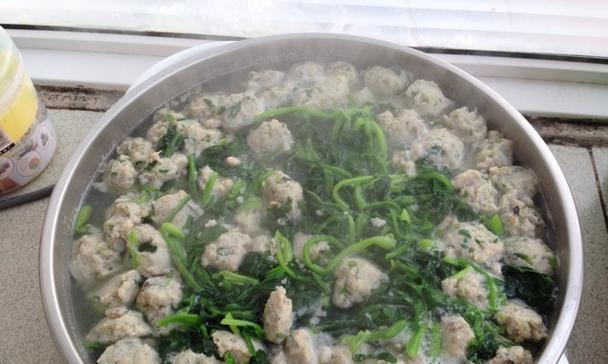 止咳菠菜鱼丸汤，一款养生好汤！（家庭养生必备，简单易学的菜谱制作。）-第1张图片-美味行家