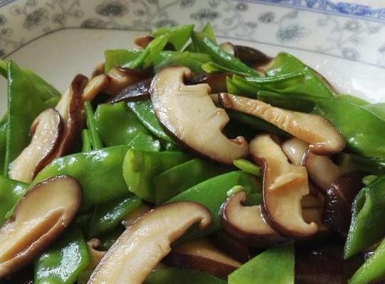 丝瓜炒荷兰豆的做法（健康美味的素食佳肴）-第2张图片-美味行家