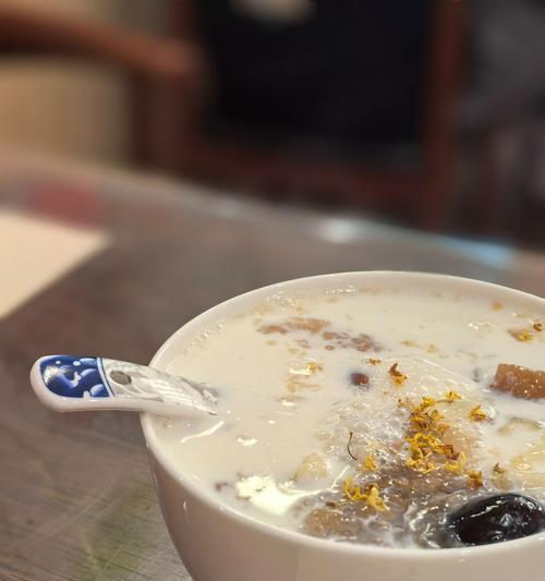 教你做出美味可口的鱼胶炖牛奶甜品（掌握制作技巧，让你的味蕾舞动起来）-第3张图片-美味行家