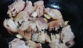 用香菇黄豆炖凤爪，喝出健康滋味（15道步骤，轻松制作营养美味）-第2张图片-美味行家