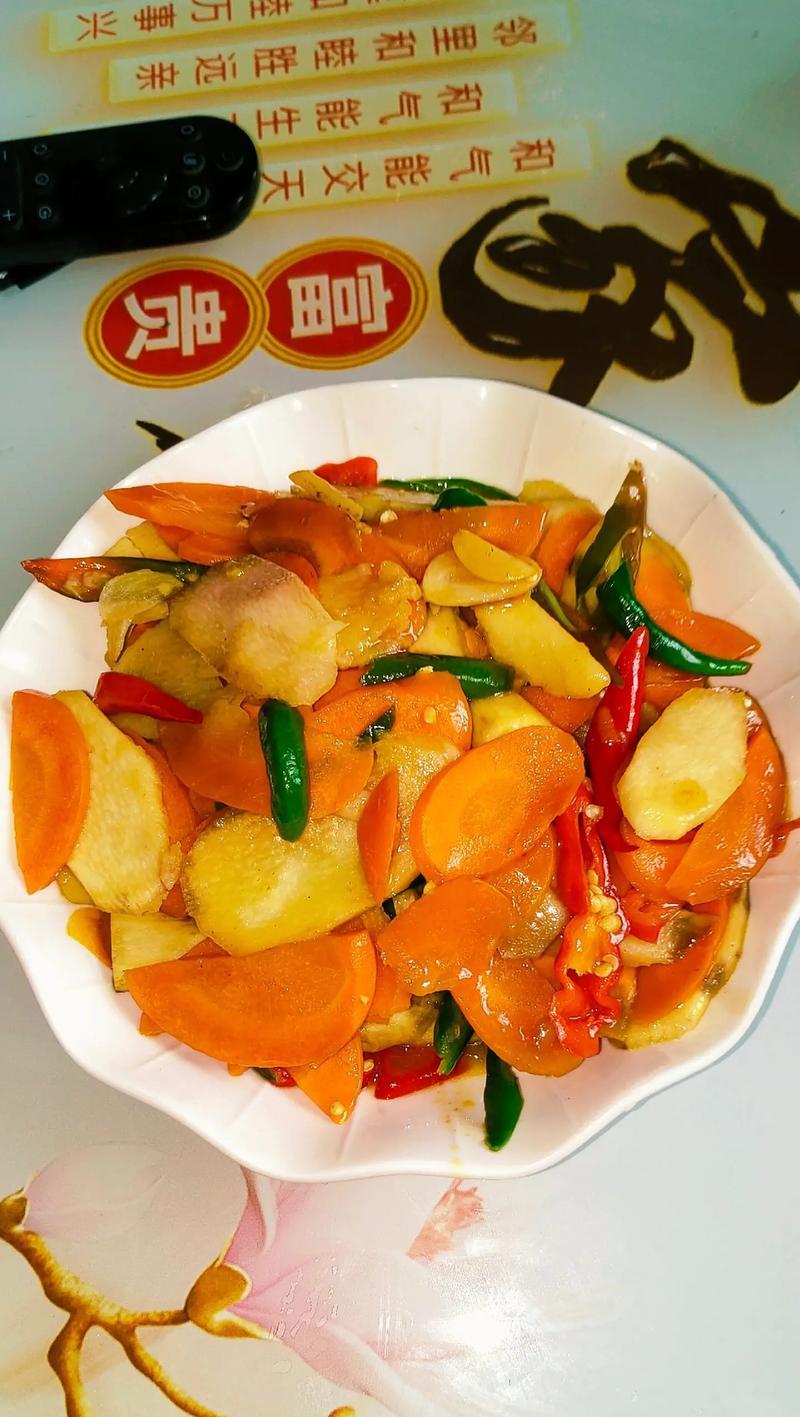 烧肉炒红萝卜，营养美味双丰收（掌握烧肉炒红萝卜的技巧，让家人开心享受）-第2张图片-美味行家